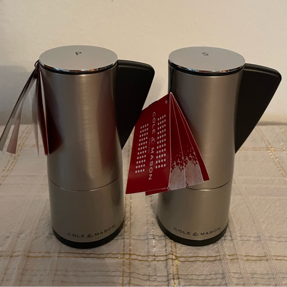 Cole & Mason One Handed Salt & Pepper Squeeze Grinders w Salt & Peppers NWT